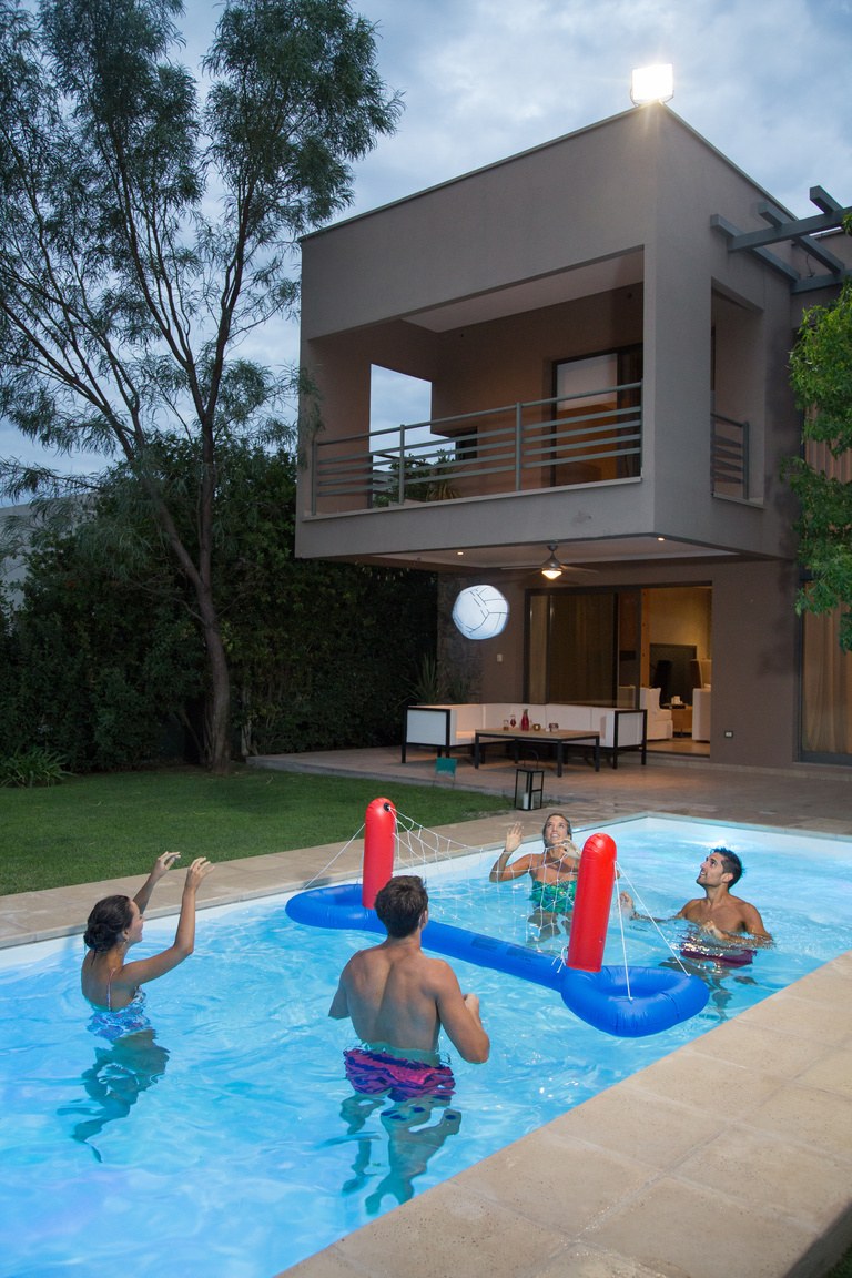 Pileta PractiPool iluminada de noche